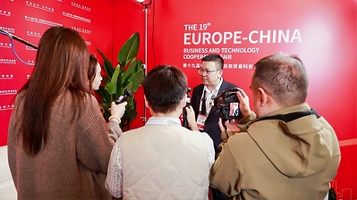 Dr. Qin Xingjiong, Founder of LivingPHOENIX Regenerative Technology, Discusses the “Global Debut” of Third-Generation Triple-Helix Biomimetic Collagen Medical Devices in an Exclusive Interview
